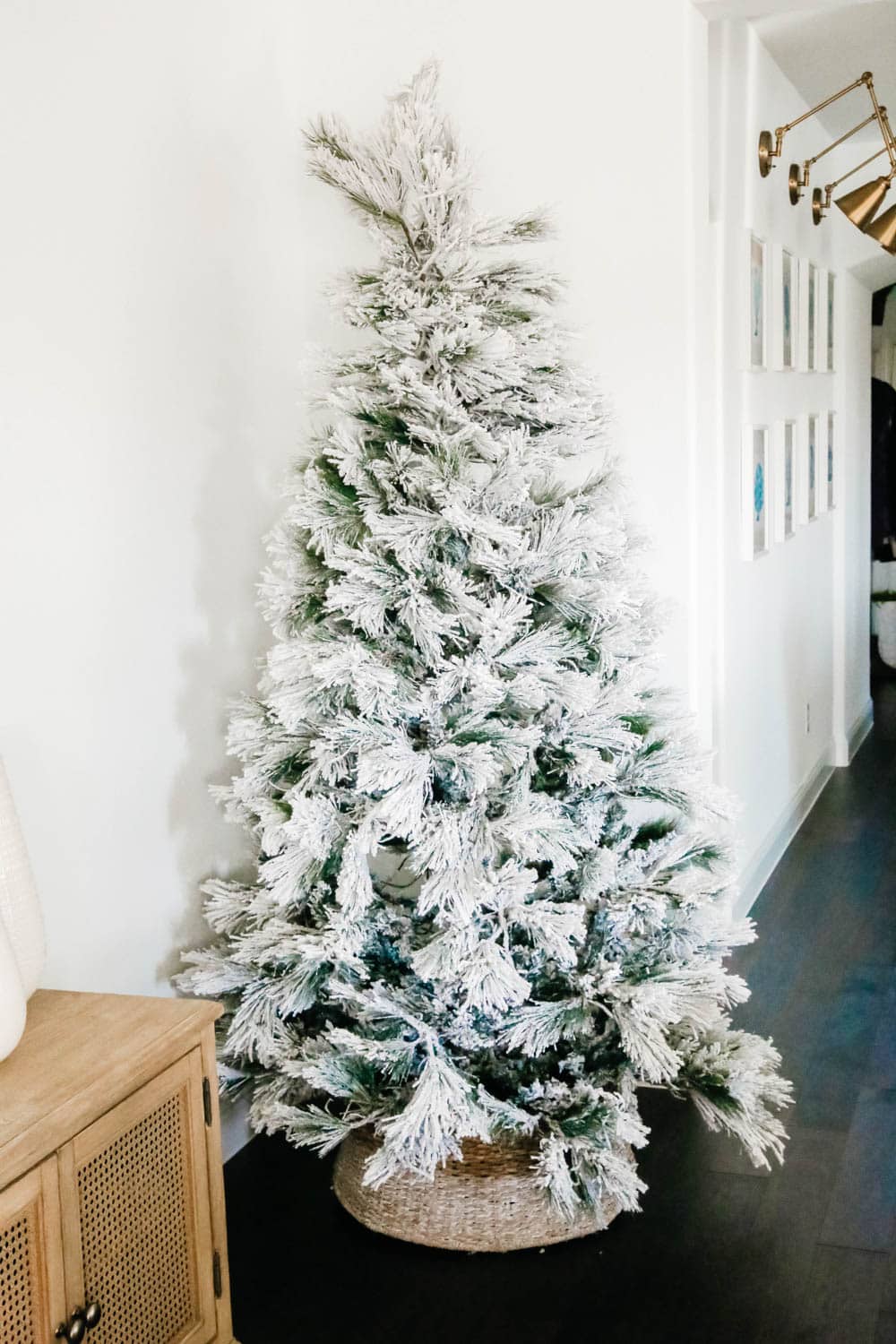 White and green Christmas tree + holiday decor ideas. #ABlissfulNest #christmastree #christmasdecor