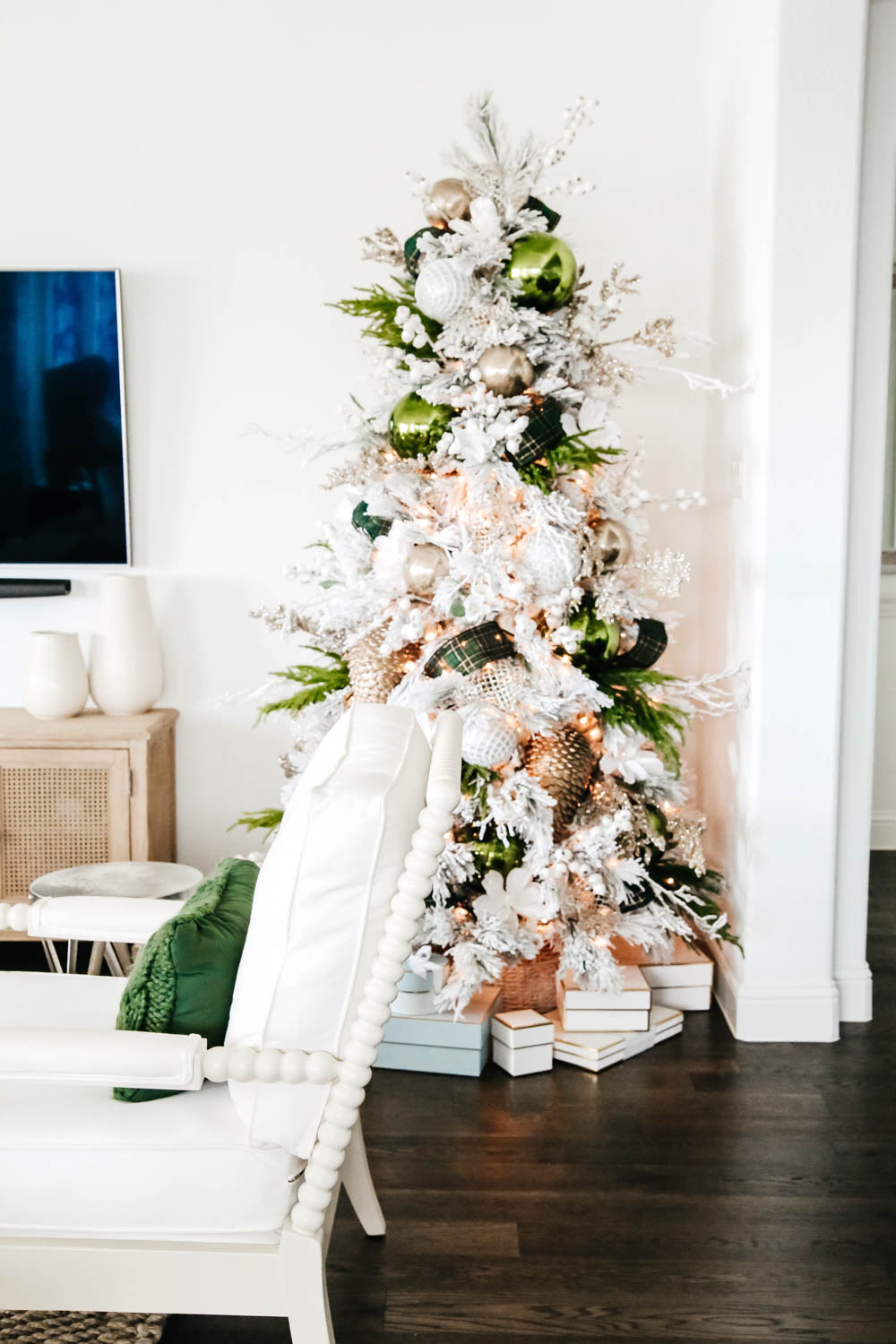 8 Best White Christmas Decorating Tips - StoneGable