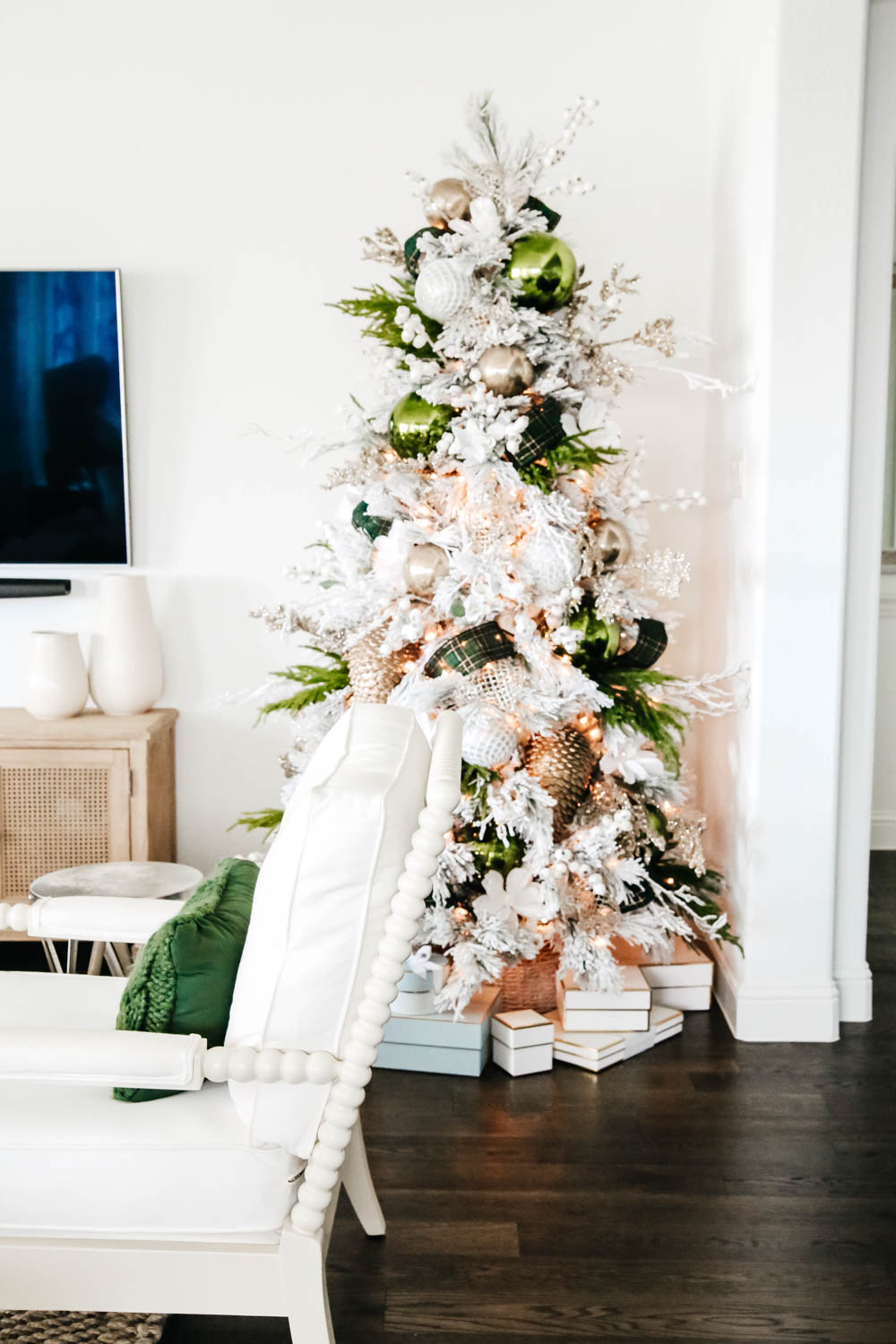 White and green Christmas tree + holiday decor ideas. #ABlissfulNest #christmastree #christmasdecor