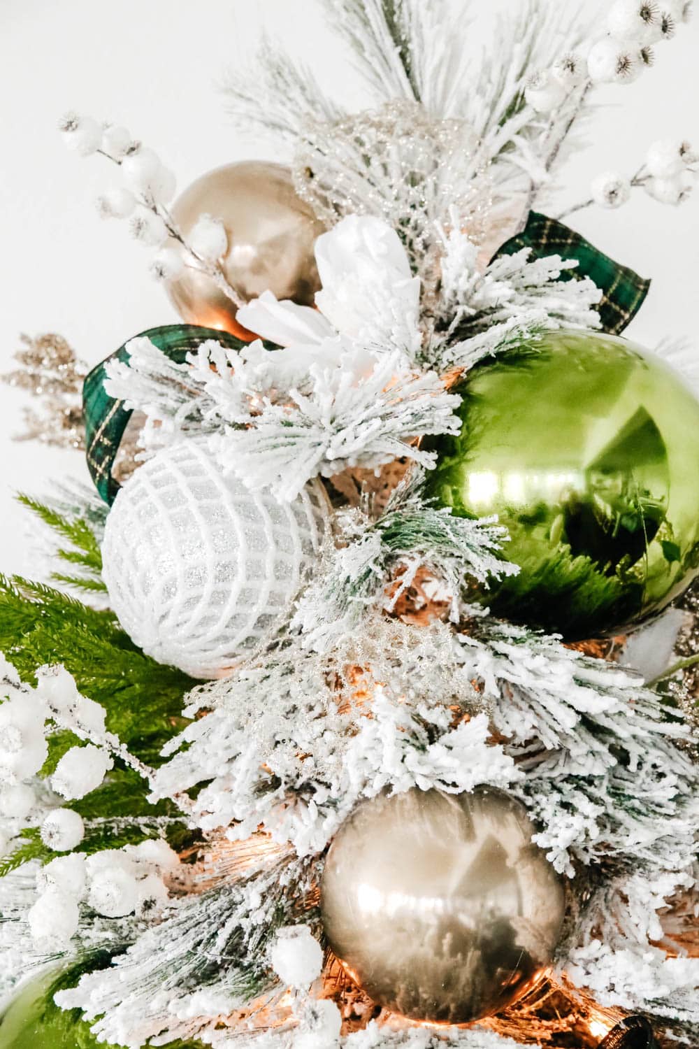 White and green Christmas tree + holiday decor ideas. #ABlissfulNest #christmastree #christmasdecor