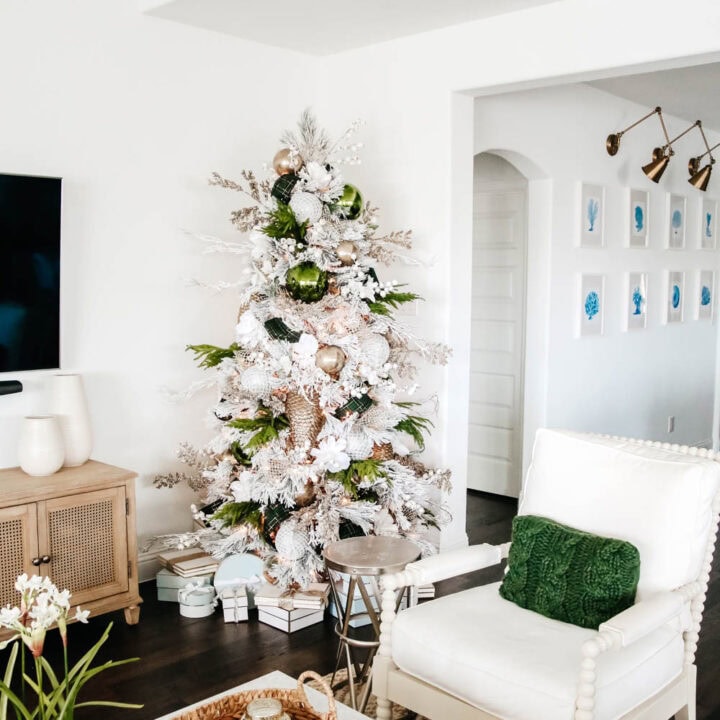 White and green Christmas tree + holiday decor ideas. #ABlissfulNest #christmastree #christmasdecor