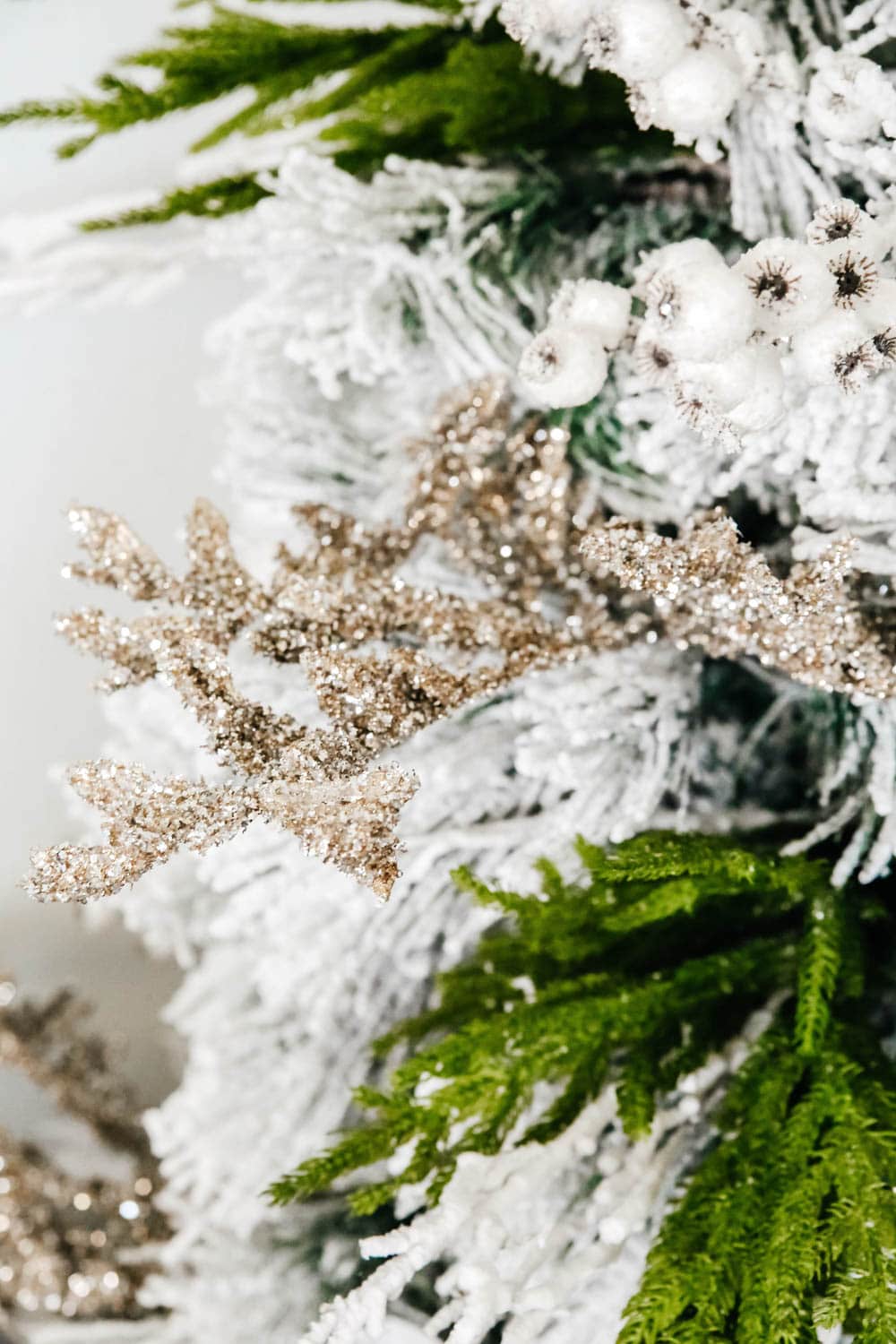 White and green Christmas tree + holiday decor ideas. #ABlissfulNest #christmastree #christmasdecor