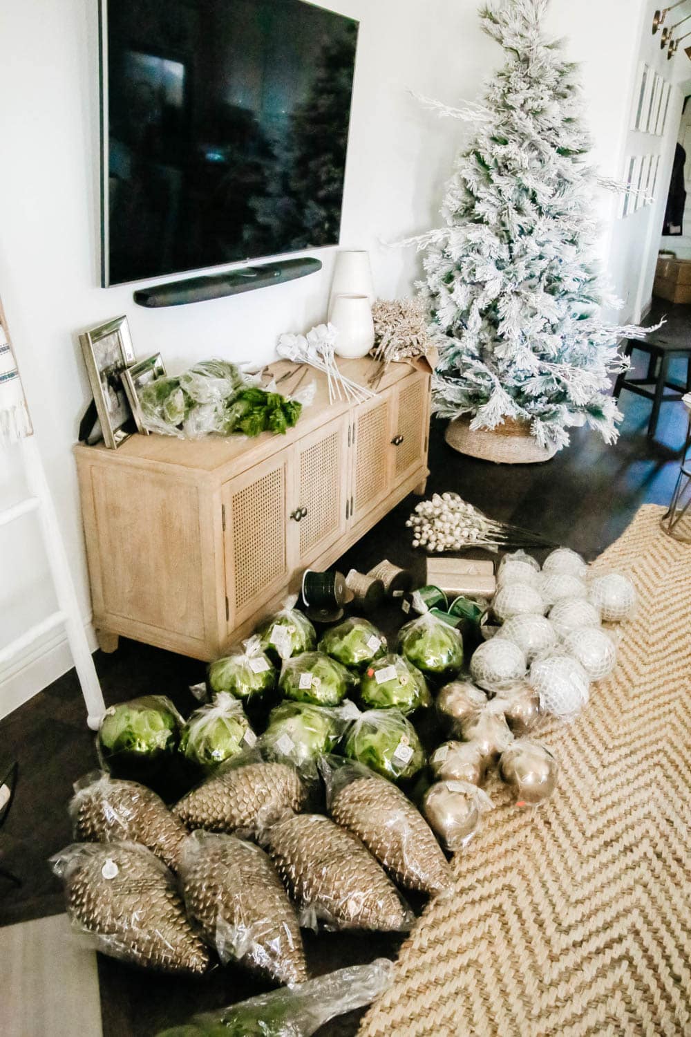 White and green Christmas tree + holiday decor ideas. #ABlissfulNest #christmastree #christmasdecor