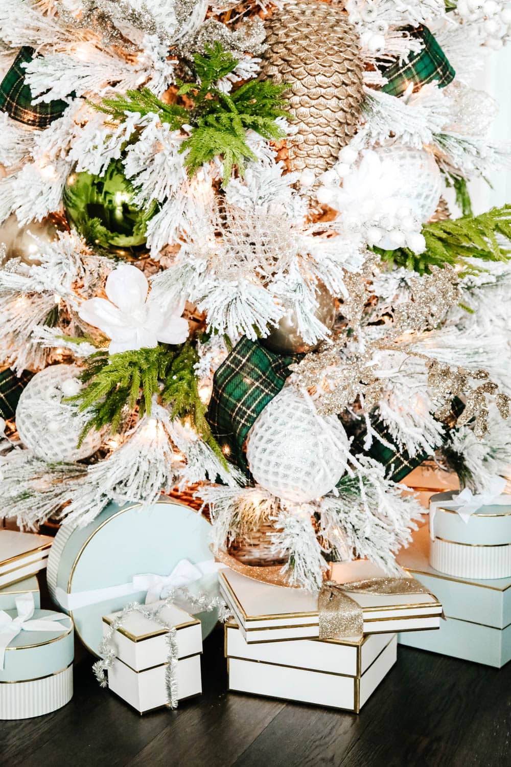 White and green Christmas tree + holiday decor ideas. #ABlissfulNest #christmastree #christmasdecor