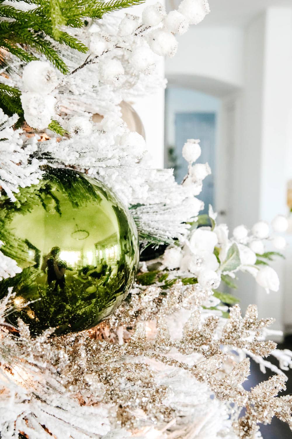 White and green Christmas tree + holiday decor ideas. #ABlissfulNest #christmastree #christmasdecor