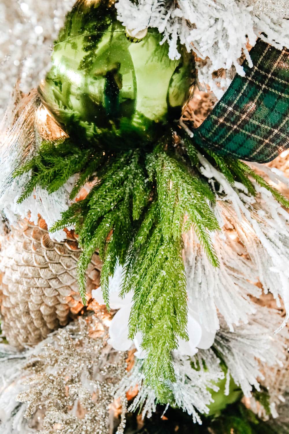 White and green Christmas tree + holiday decor ideas. #ABlissfulNest #christmastree #christmasdecor