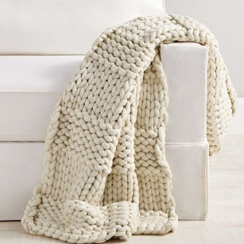 This chunky knit throw blanket is such a great gift! #ABlissfulNest