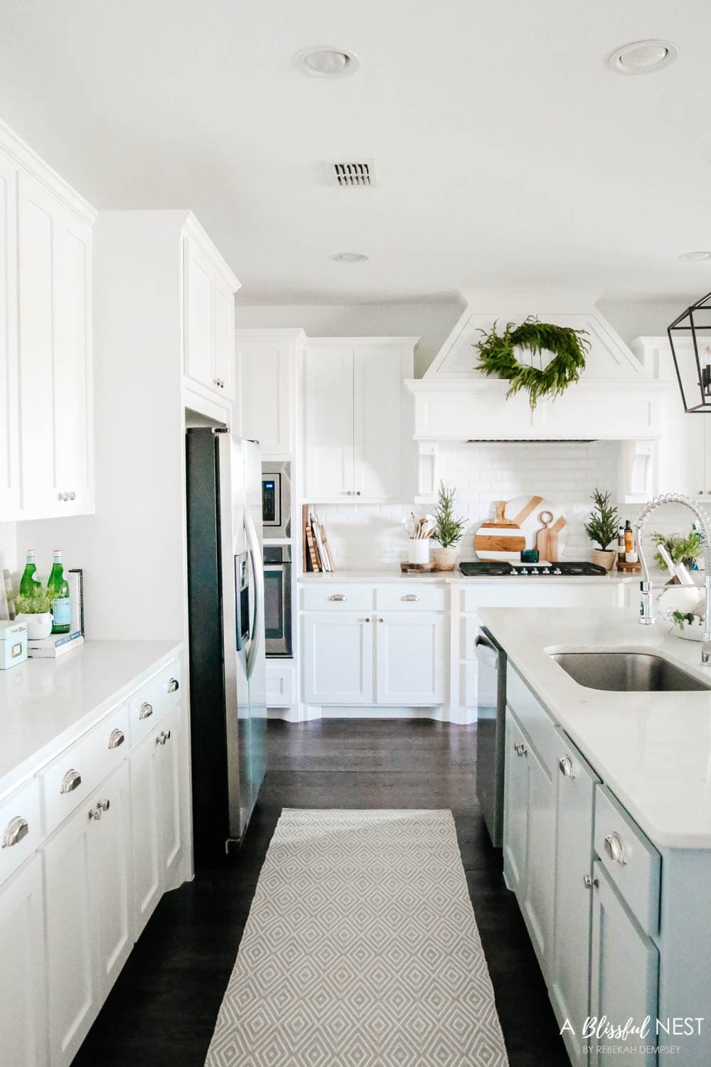 Christmas kitchen decor, Christmas decorating, Christmas home tour. #ABlissfulNest #Christmasdecor #Christmaskitchen