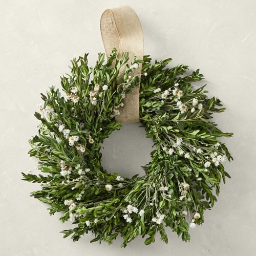 This daises wreath is such a beautiful spring wreath for your front door! #ABlissfulNest