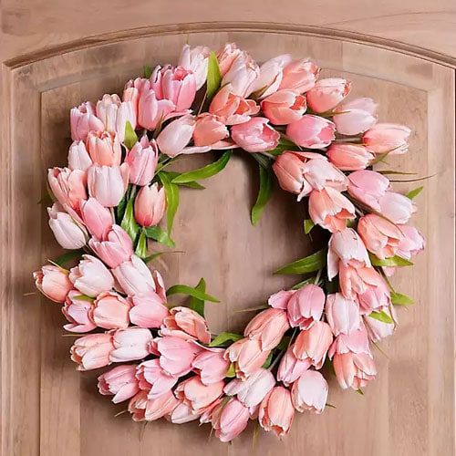 This pink tulip wreath is such a stunning one for spring! #ABlissfulNest