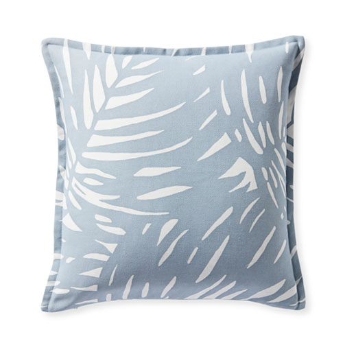 This blue palm printed throw pillow is a gorgeous addition to your outdoor decor setup this season! #ABlissfulNest