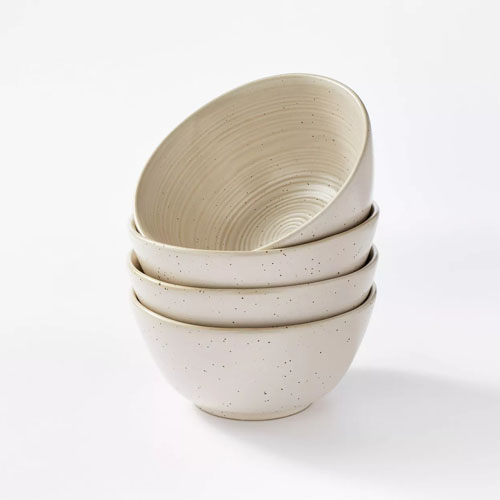 These outdoor stoneware bowls are a must for dining this season! #ABlissfulNest