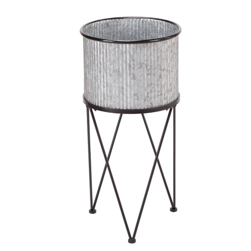 This galvanized metal planter is such a fun piece of outdoor decor! #ABlissfulNest