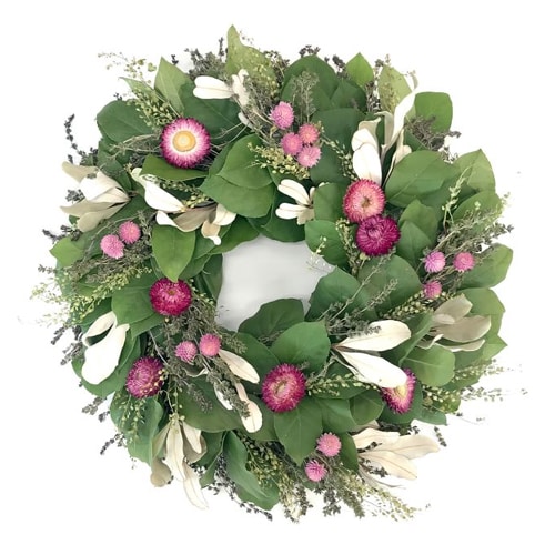 This pink floral wreath is so pretty for the summer! #ABlissfulNest