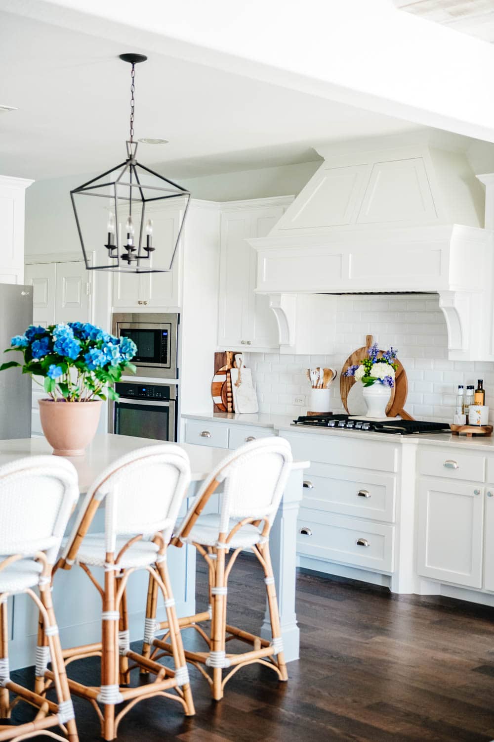 Summer kitchen decor, blue hydrangeas, potted plants, white kitchen, kitchen decor, kitchen decor ideas. #ABlissfulNest #whitekitchen #kitchendecor 