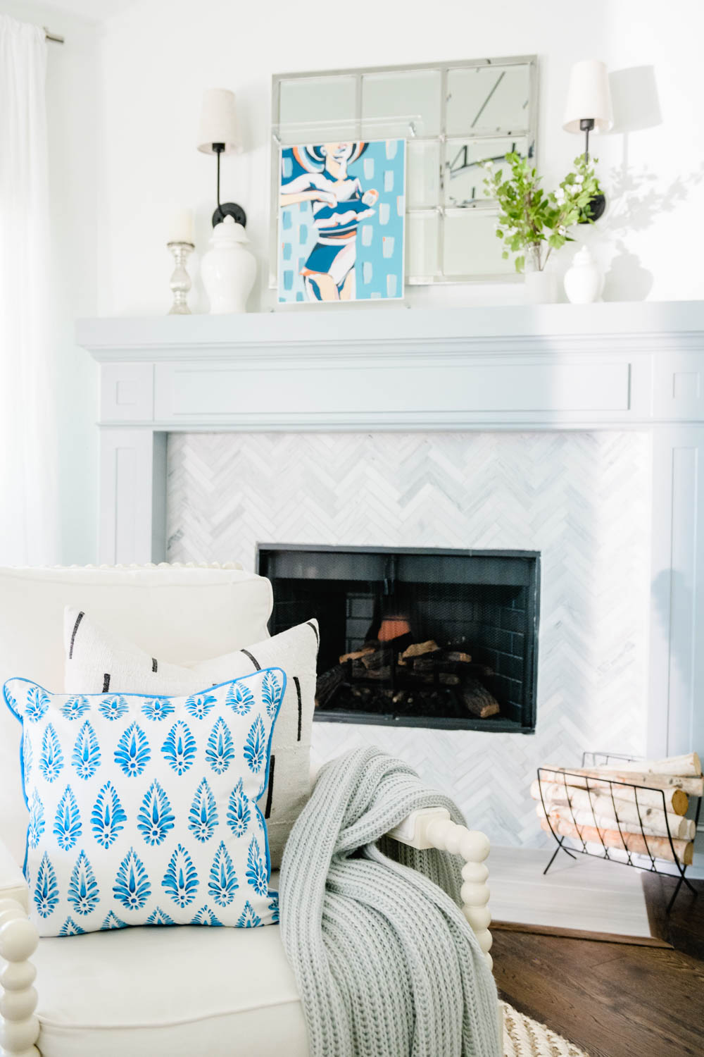 Summer fresh hues in this summer decor for a seasonal update. Fresh flowers, blue & white, green decor. #ABlissfulNest #summerdecor #summerhometour #livingroom