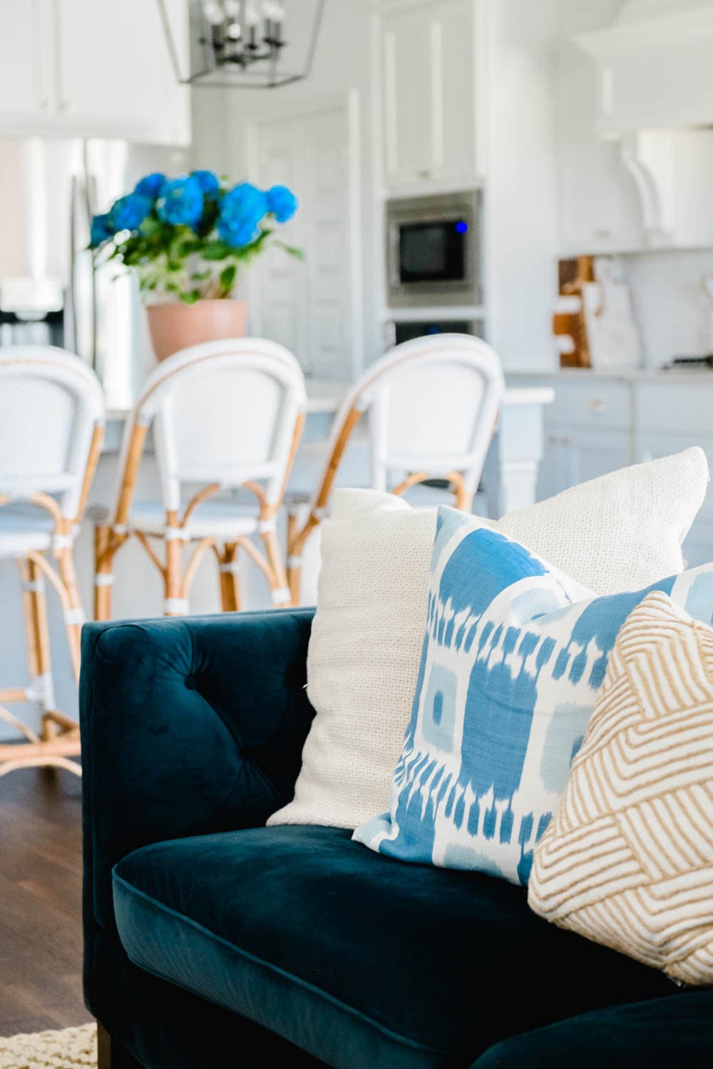 Summer fresh hues in this summer decor for a seasonal update. Fresh flowers, blue & white, green decor. #ABlissfulNest #summerdecor #summerhometour #livingroom 