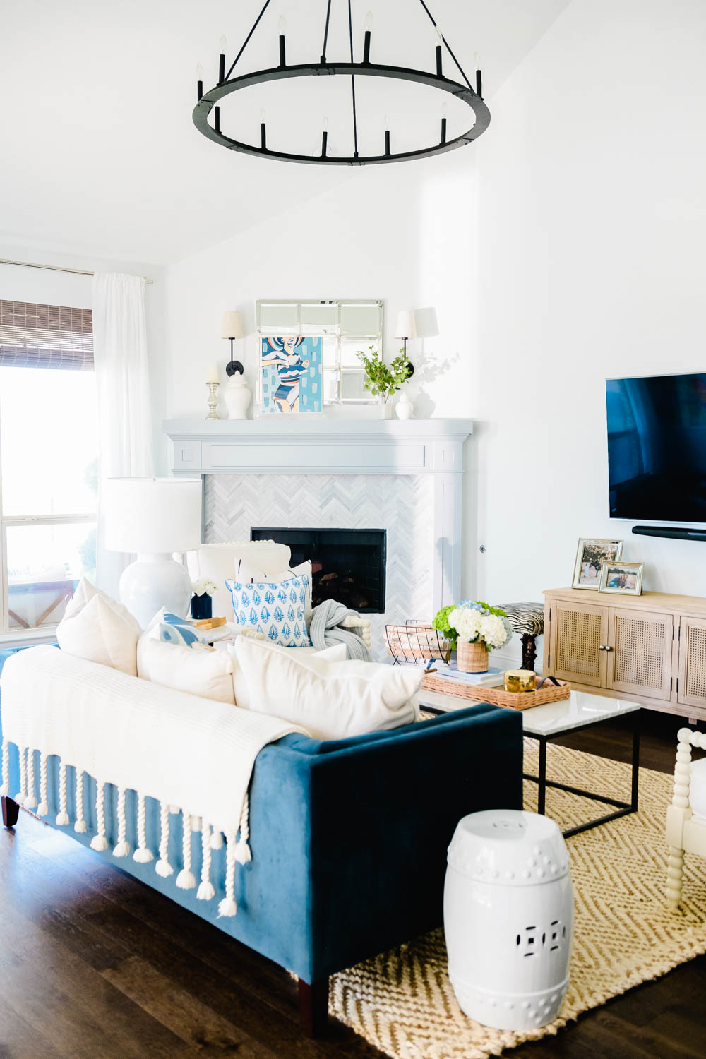 Summer fresh hues in this summer decor for a seasonal update. Fresh flowers, blue & white, green decor. #ABlissfulNest #summerdecor #summerhometour #livingroom