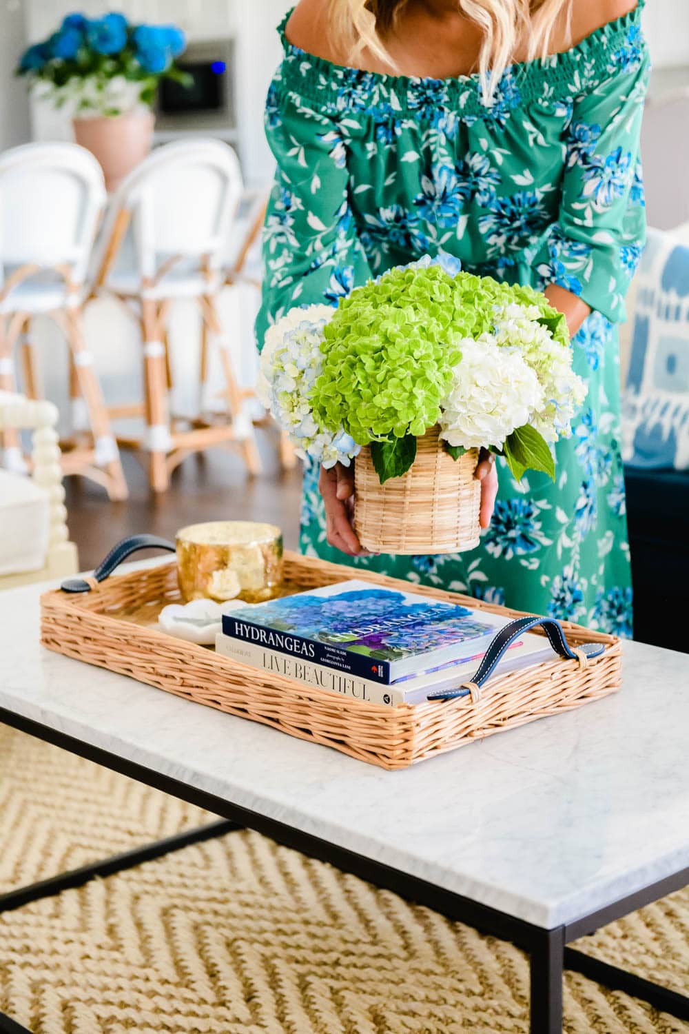 Summer fresh hues in this summer decor for a seasonal update. Fresh flowers, blue & white, green decor. #ABlissfulNest #summerdecor #summerhometour #livingroom