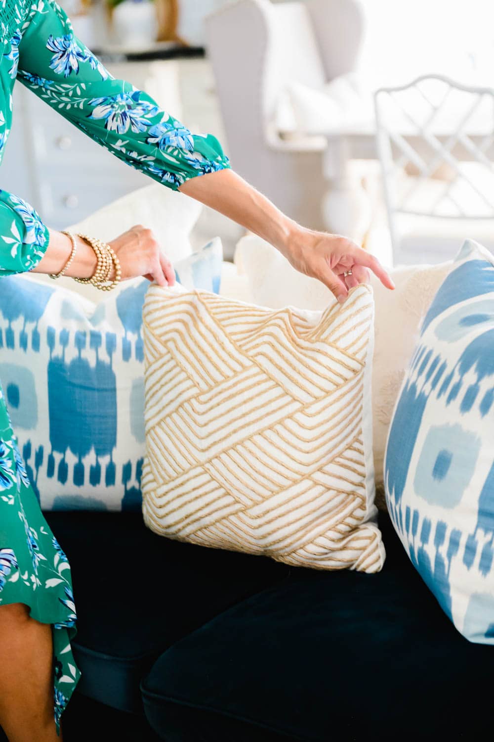 Summer fresh hues in this summer decor for a seasonal update. Fresh flowers, blue & white, green decor. #ABlissfulNest #summerdecor #summerhometour #livingroom 