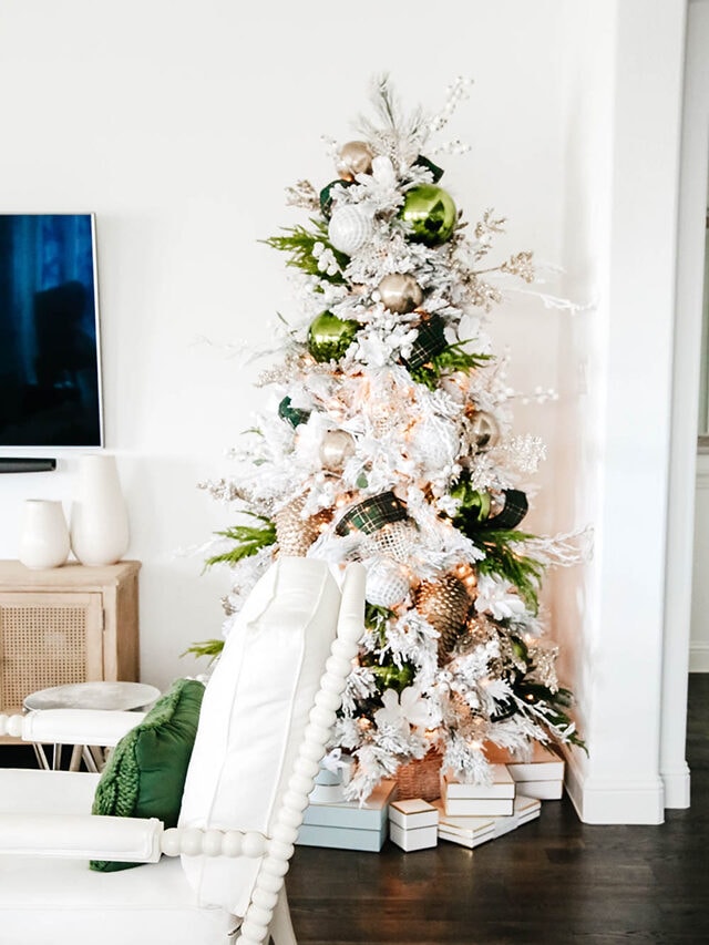 How to Decorate a Christmas Tree Step-By-Step