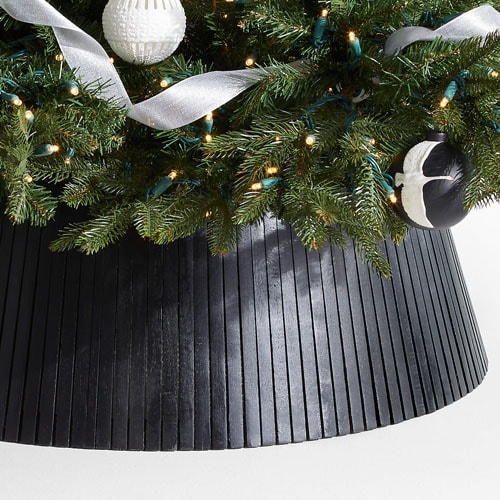 This black wood Christmas tree collar is perfect for the holidays! #ABlissfulNest