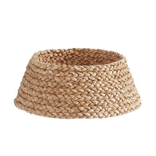 This woven Christmas tree collar is so beachy and fun! #ABlissfulNest