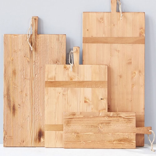 These reclaimed wood charcuterie boards are such a great Valentine's Day gift idea! #ABlissfulNest
