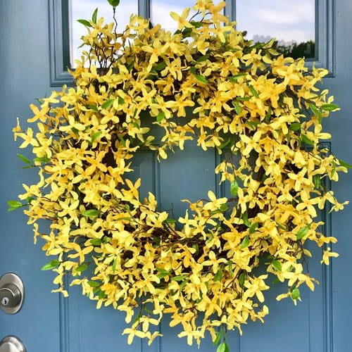 This yellow floral wreath is perfect for spring! #ABlissfulNest