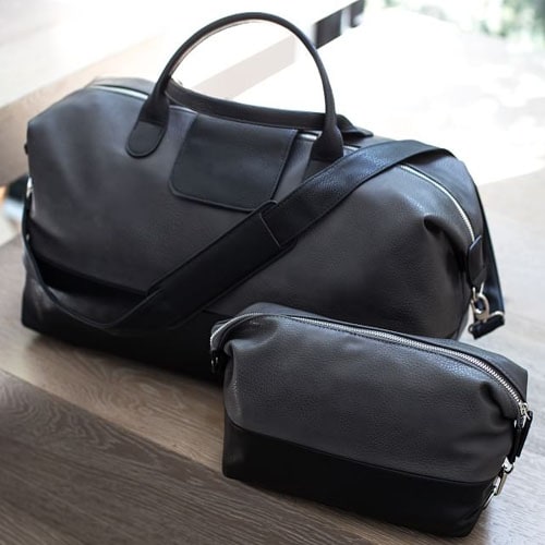 This leather duffel bag and toiletry bag set are perfect to gift this Father's Day! #ABlissfulNest