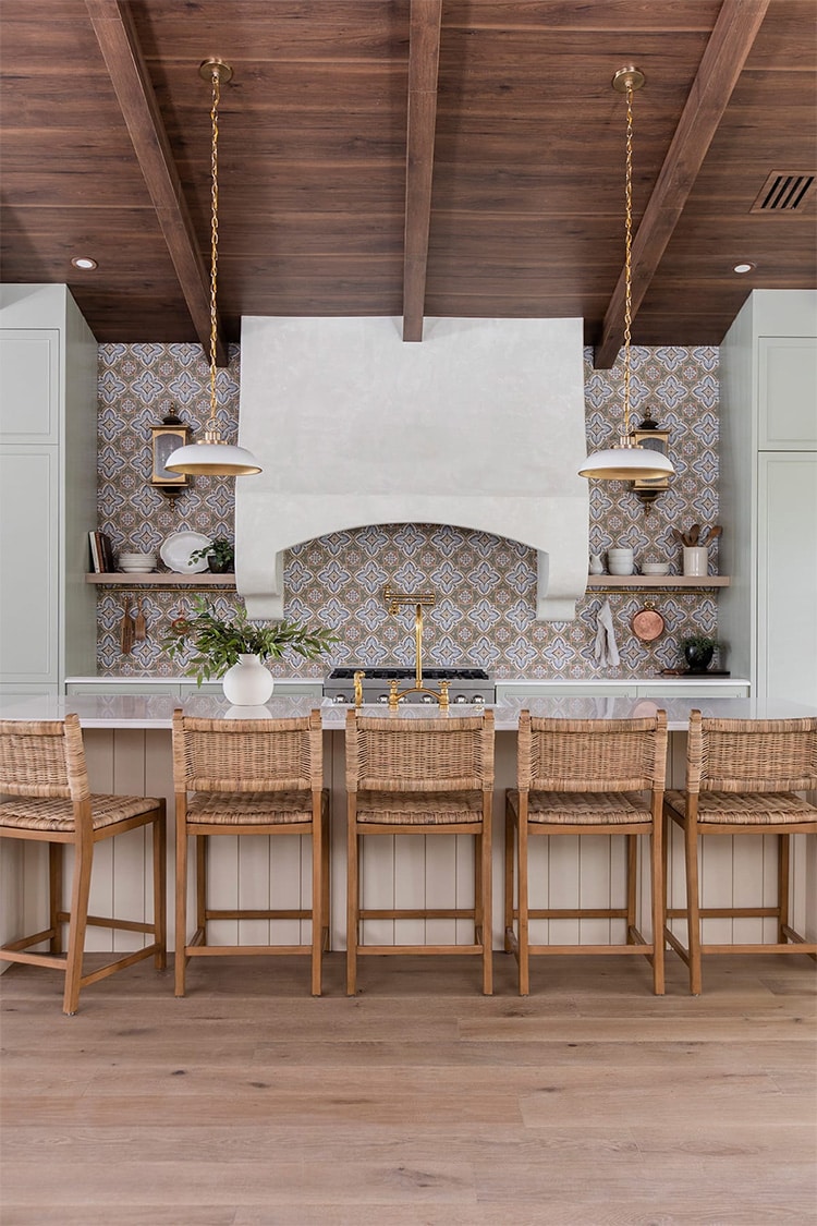 Check out this stunning mediterranean kitchen design by Jenna Sue Design! #ABlissfulNest