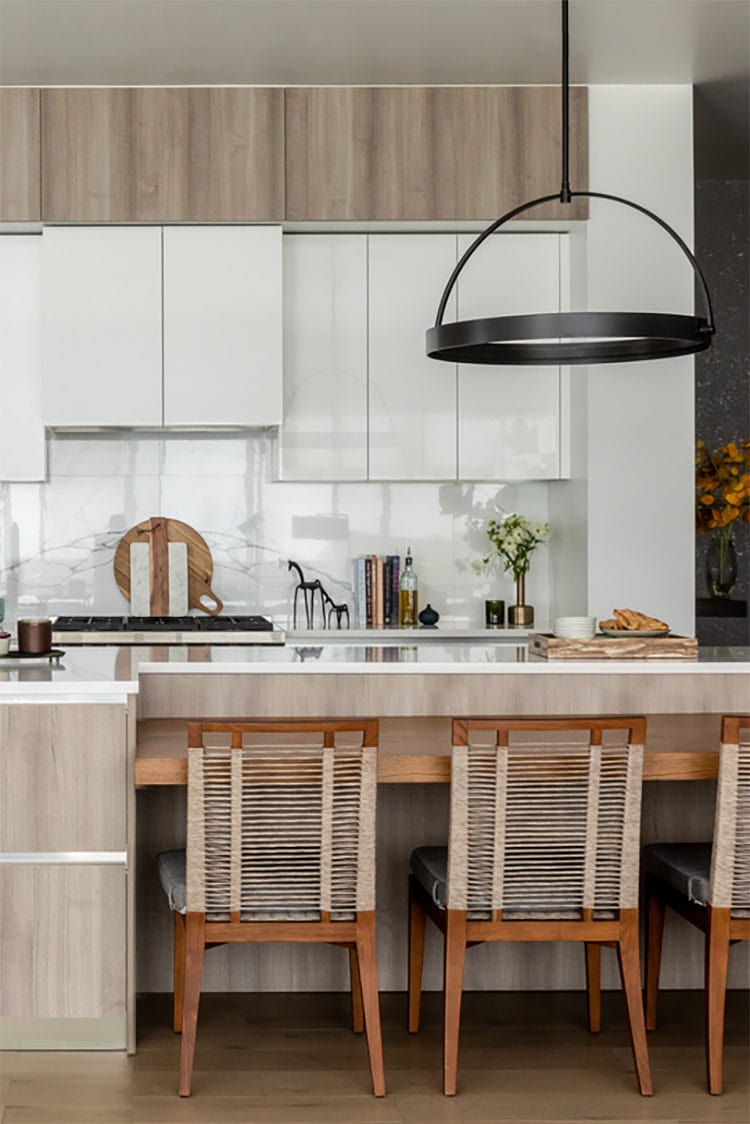 This modern kitchen designed by Carrie Delany Interiors is so pretty! #ABlissfulNest