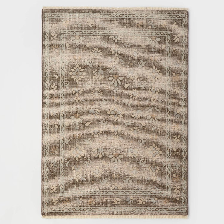 This neutral floral area rug is a must have in your home! #ABlissfulNest