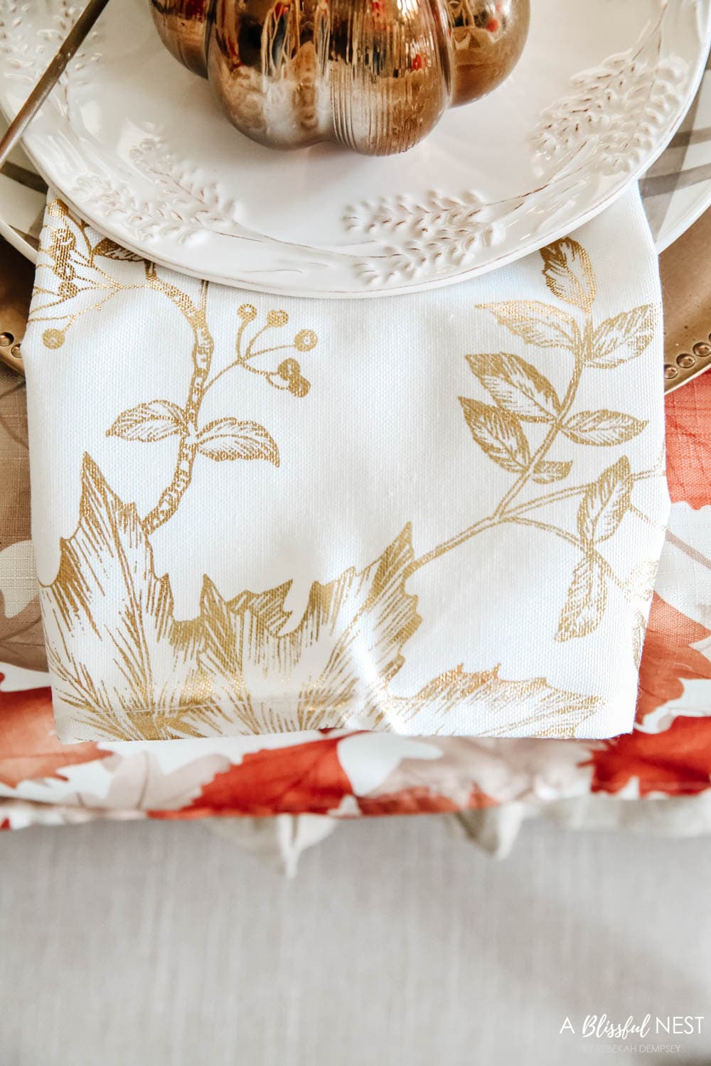 Gold and white napkin details