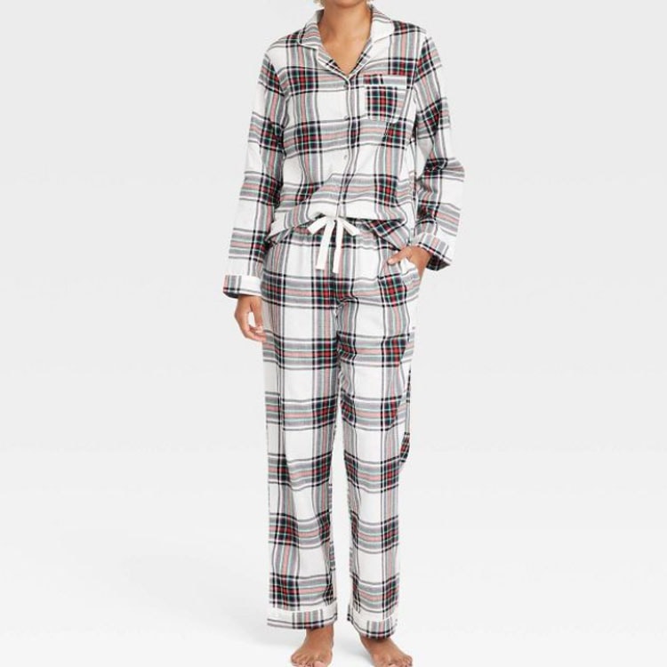 These plaid flannel pajamas are a must have for the holidays! They'd make a great holiday gift too! #ABlissfulNest