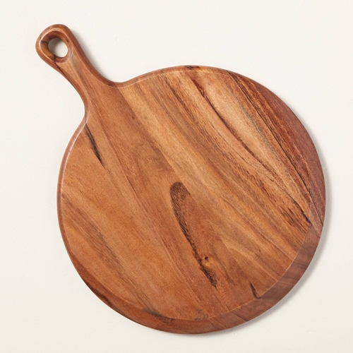 This wooden serving board is a great gift for the hostess this holiday season! #ABlissfulNest