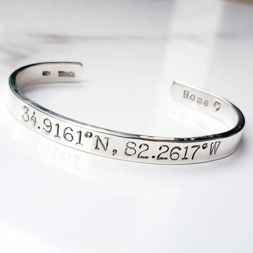 This personalized coordinates bracelet is such a sentimental gift to give this holiday season! #ABlissfulNest