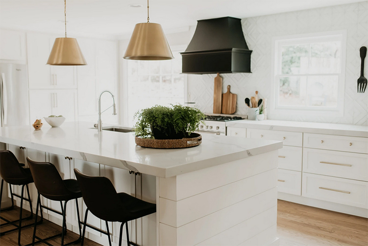 This black and white kitchen designed by House Lift Design is so pretty! #ABlissfulNest