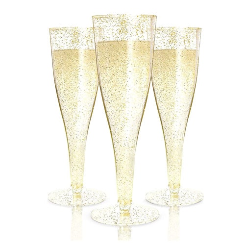 These gold glitter disposable champagne flutes are perfect for a NYE party! #ABlissfulNest
