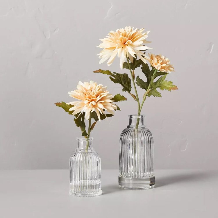These faux daisy flower arrangements are perfect to add to your home for spring! #ABlissfulNest