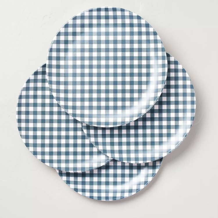 These blue gingham melamine dinner plates are perfect for summer dinner parties! #ABlissfulNest