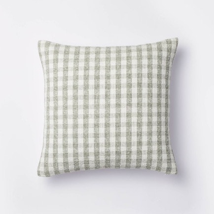 This green gingham throw pillow is perfect for spring! #ABlissfulNest