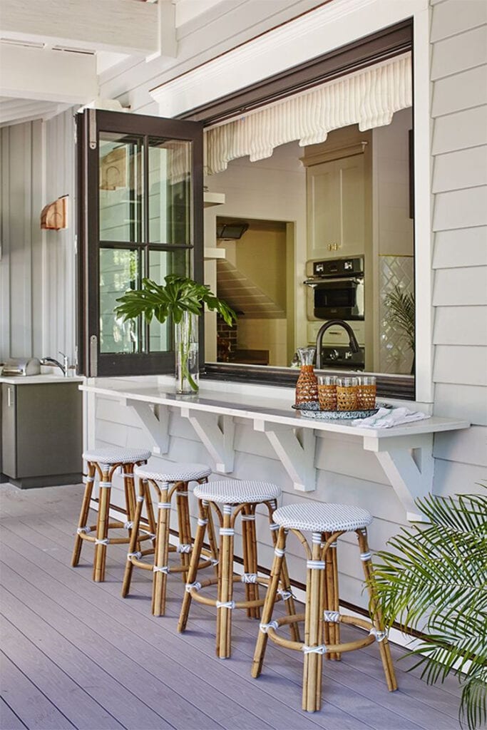 This pretty indoor/outdoor bar area designed by LCH Interiors is so stunning! #ABlissfulNest