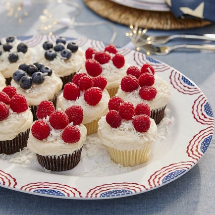 This American flag melamine serving dish is perfect for summer entertaining! #ABlissfulNest