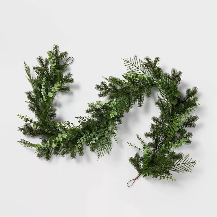 This mixed pine and eucalyptus garland is perfect for the holidays! #ABlissfulNest