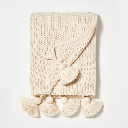 This pom knit throw blanket is so cozy, soft and the perfect holiday gift idea! #ABlissfulNest