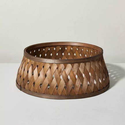 This woven lattice tree collar is so perfect for the holidays! #ABlissfulNest