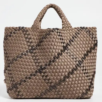 This woven tote bag would be perfect to gift the woman in your life this holiday season! #ABlissfulNest