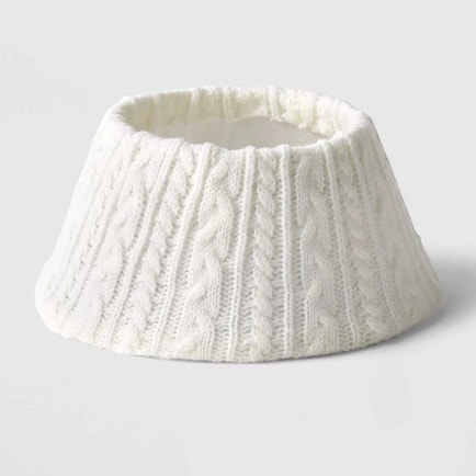 This white cable knit mini Christmas tree collar is so cute! #ABlissfulNest