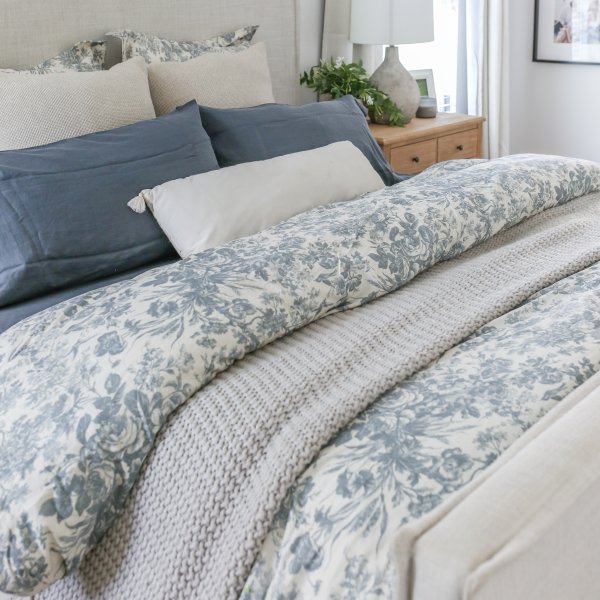 How To Layer Throws On A Bed